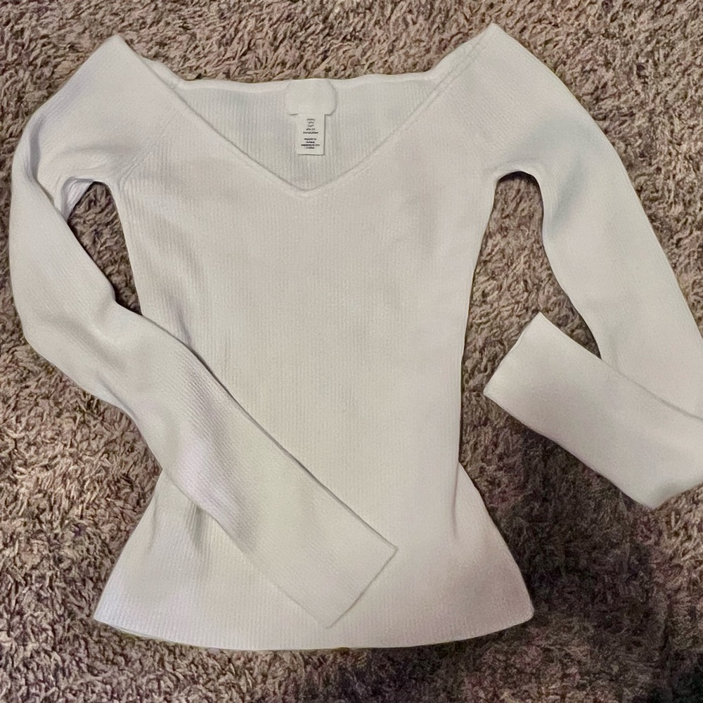 H&M White Ribbed wide V-Neck Long Sleeve stretchy form fitting raglan sleeve